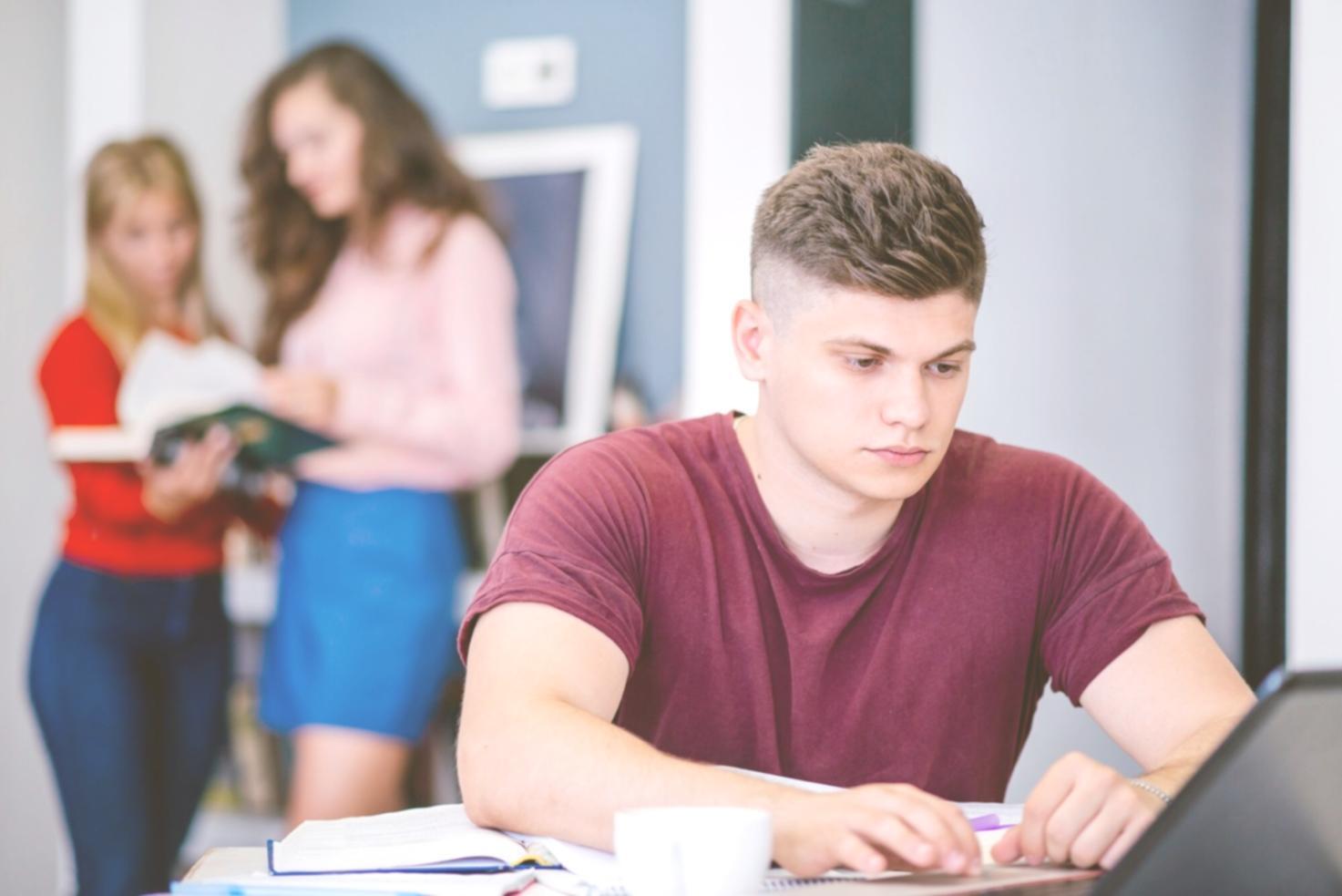 Estudiante planificando su programa de aprendizaje personalizado